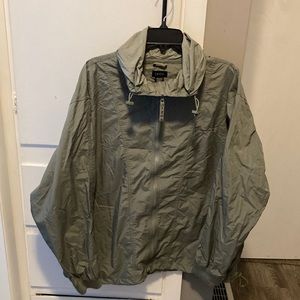 Izod Men’s Lightweight Windbreaker Size Large.